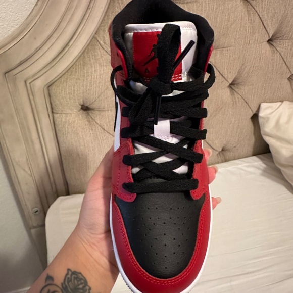 Authentic Air Jordan 1 Mid GS ‘Chicago Black Toe” - Picture 2 of 3